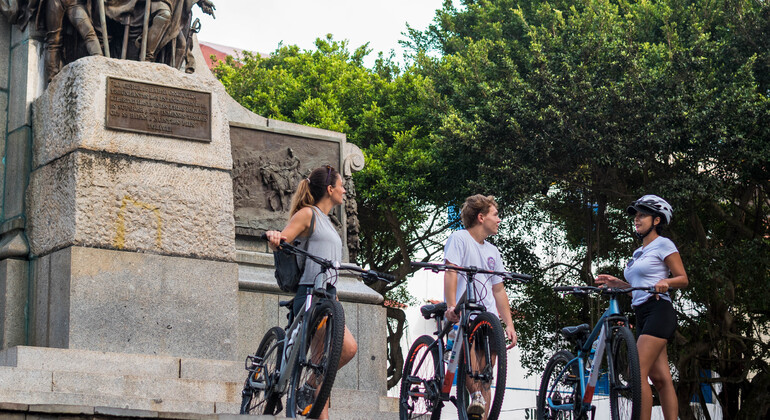 Autêntico passeio de bicicleta, começando em Casco Viejo