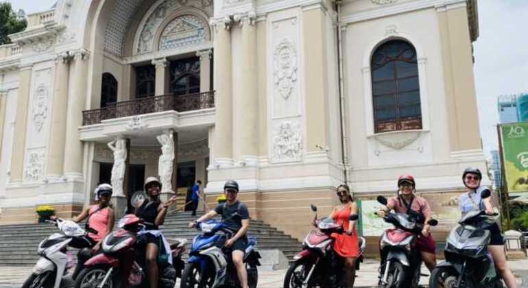Tour della città di Sai Gon e tramonto in moto Fornito da Tran Huy 