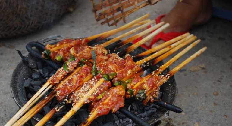 Tour de comida de rua em scooter com 5 degustações locais Organizado por Tran Huy 