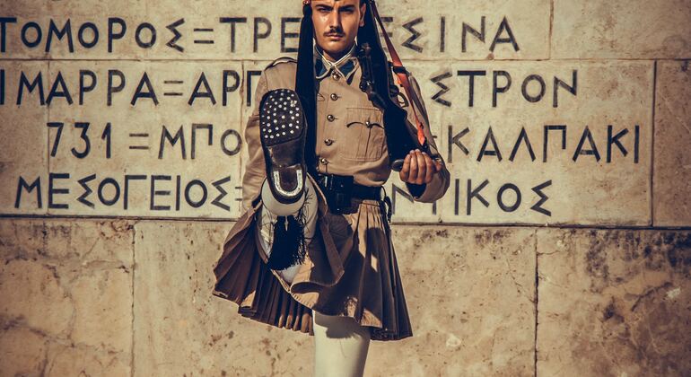 athens-walking-tour-with-a-local-expert-es-2