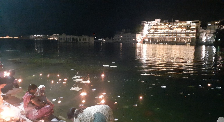 charming-evening-walking-tour-at-the-lakeside-ghats-temple-trails-es-1
