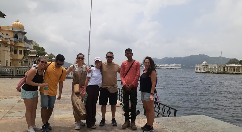 charming-evening-walking-tour-at-the-lakeside-ghats-temple-trails-es-2