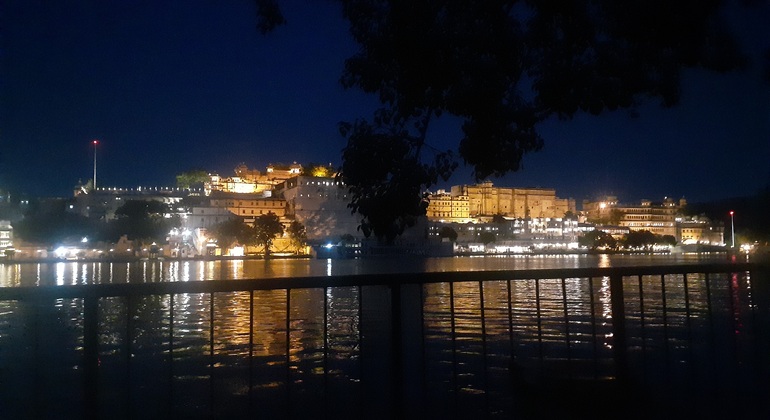 charming-evening-walking-tour-at-the-lakeside-ghats-temple-trails-es-3