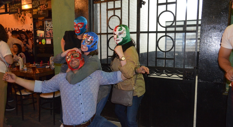 lucha-libre-tour-created-by-women-fans-with-tacos-mezcal-es-7