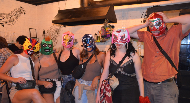 lucha-libre-tour-created-by-women-fans-with-tacos-mezcal-es-3