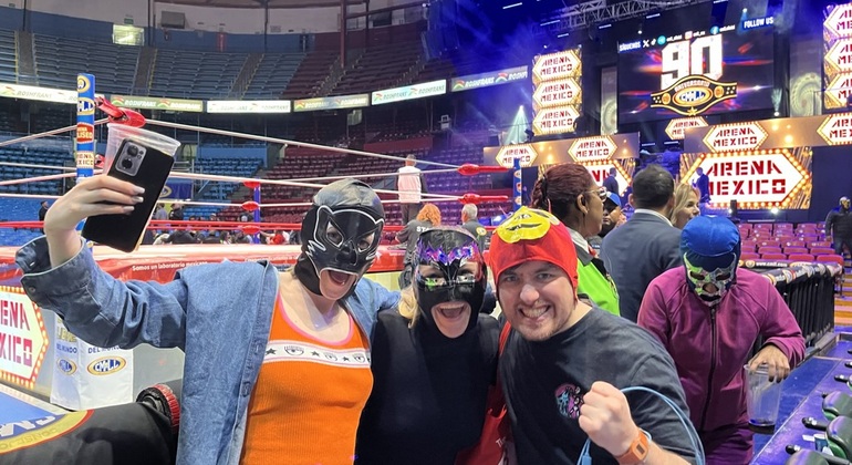 lucha-libre-tour-created-by-women-fans-with-tacos-mezcal-es-12