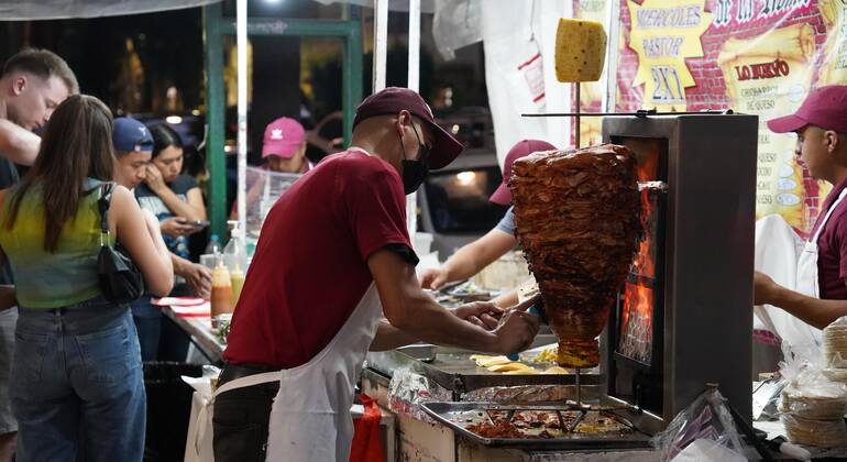 lucha-libre-tour-created-by-women-fans-with-tacos-mezcal-es-8