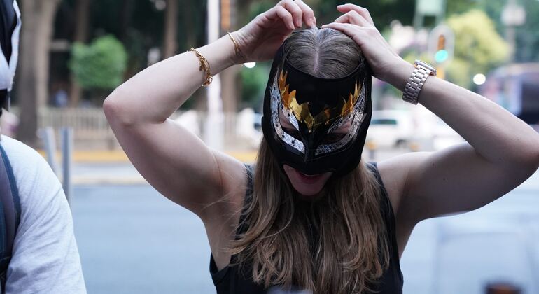 lucha-libre-tour-created-by-women-fans-with-tacos-mezcal-es-4