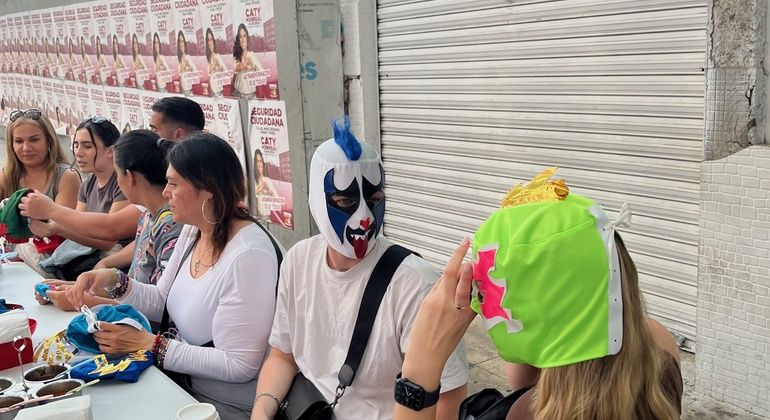 lucha-libre-tour-created-by-women-fans-with-tacos-mezcal-es-11