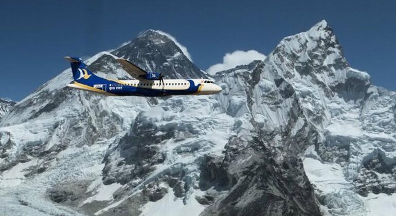 Bergflug durch den Everest Bereitgestellt von Prem Lamichhane