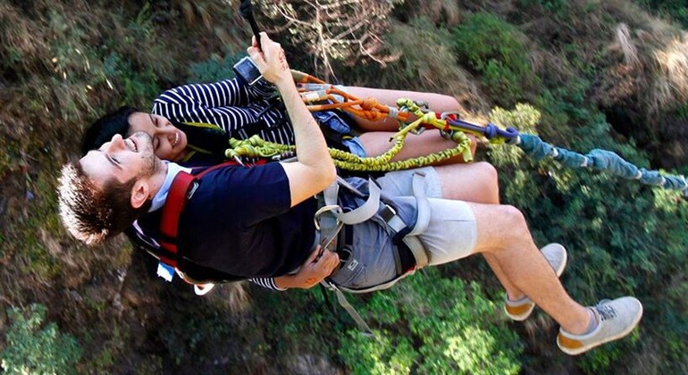 Puenting en pareja en Pokhara Operado por Prem Lamichhane