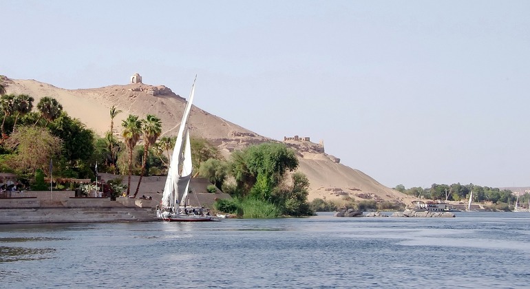 A foz do rio Nilo ao encontro do mar. Navio de cruzeiro no Nilo. Casa antiga. Organizado por Maher Aborageh Aboissa