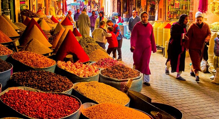 Sumérjase en los vibrantes zocos de Marrakech con una guía experta Operado por Abdell