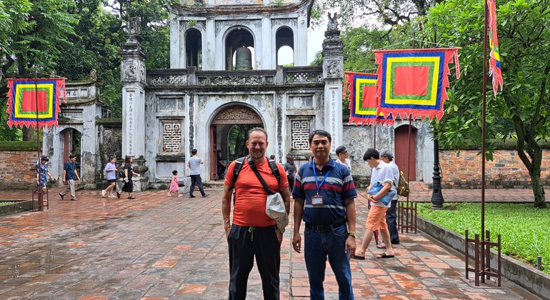 Passeio a pé pelo bairro antigo e pelo bairro francês de Hanói Organizado por Chien ngo