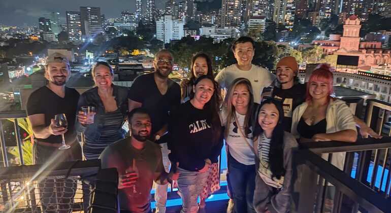 Comida de rua, bares e rooftops em Poblado com um morador local