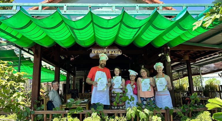 Bicicleta y clase de cocina en una granja de verduras Operado por Pham Van Phu