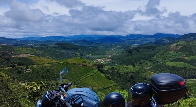 Excursion en moto à la montagne et à la campagne en toute simplicité