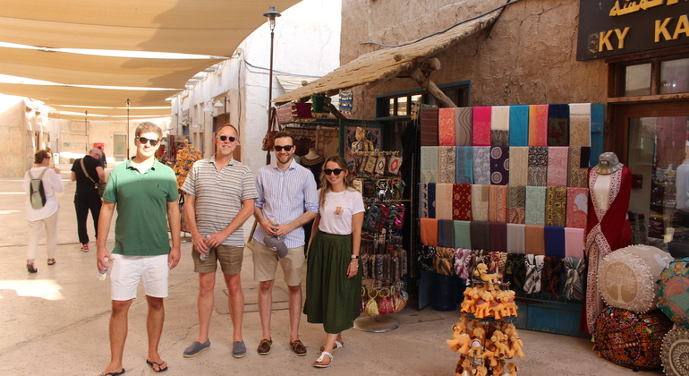 Entdeckungstour durch die Altstadt von Dubai, Abra-Boot, Street Food, alte Souks Bereitgestellt von Hesham