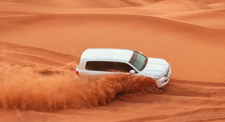 Safari no deserto com churrasco, dança do ventre, espetáculo de Tanoora e descida das dunas