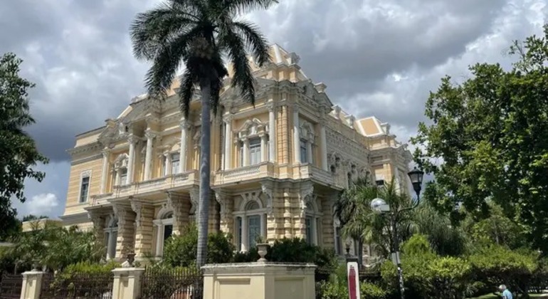 free-tour-across-the-beautiful-paseo-montejo-es-5