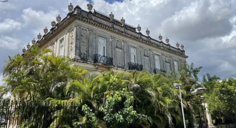 free-tour-across-the-beautiful-paseo-montejo-es-4