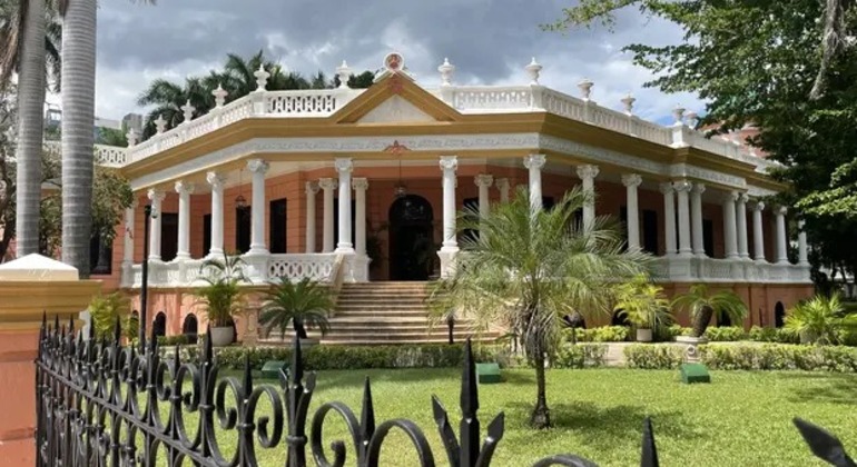 free-tour-across-the-beautiful-paseo-montejo-es-2