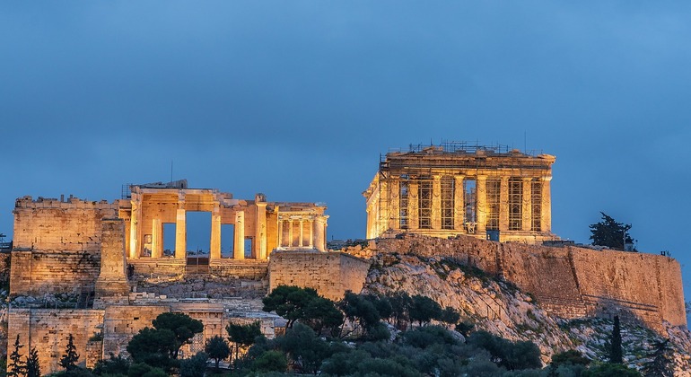 free-walking-tour-athens-center-by-night-es-1
