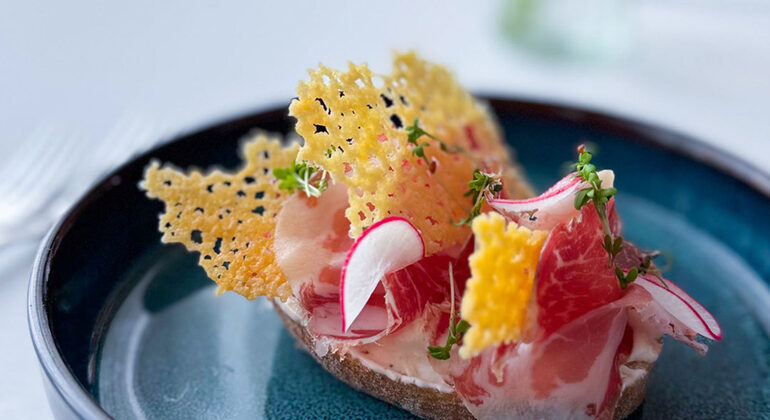 bratislava-danube-river-evening-cruise-with-dinner-es-4