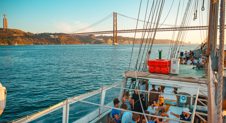 Festa de barco em Lisboa com DJ ao vivo e entrada na discoteca Organizado por Lisbon Boat Party