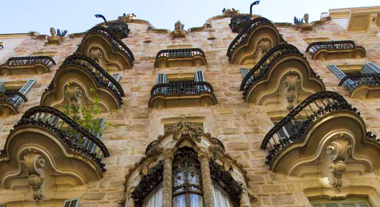 gaudi-tour-barcelona-on-a-bicycle-es-1