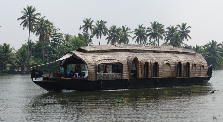 Excursão às águas do fundo de Allepey, India