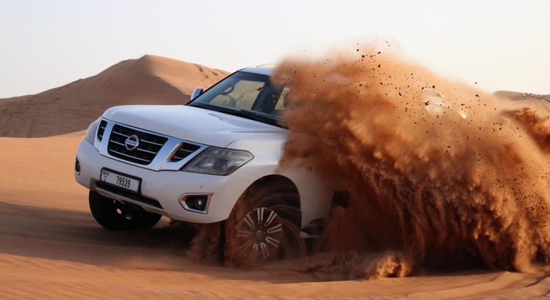 Dubai: Safari exclusivo SUNSET 4WD nas dunas vermelhas com jantar de churrasco
