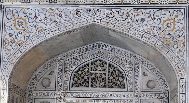 Ganztägige private Taj Mahal-Tour von Delhi aus Bereitgestellt von Sartaj Taskeen