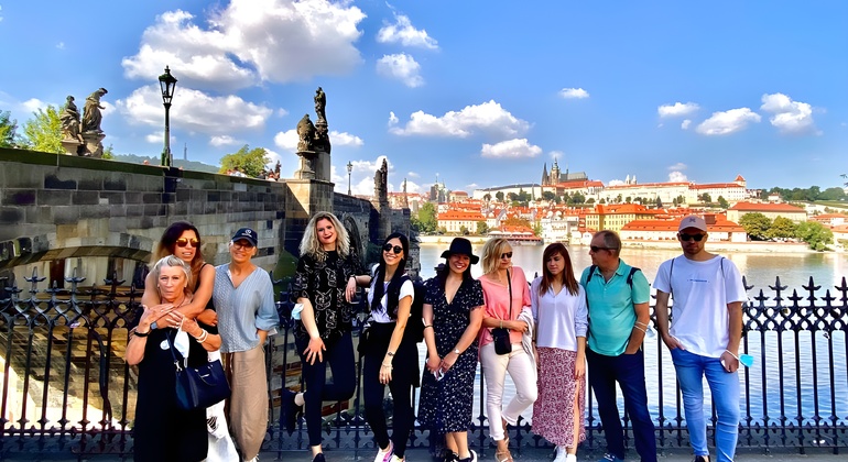 Visite libre du Château de Prague, de Malá Strana et du Pont Charles Fournie par Traviatour sro