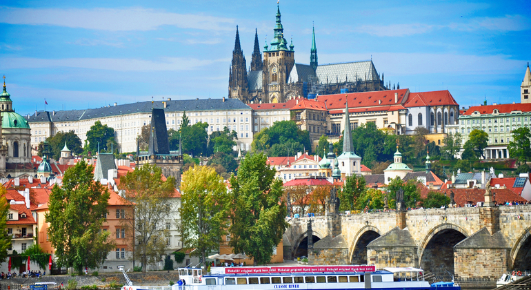 Praga Combo: Interni del castello, autobus e battello gratuito Fornito da Premiant City Tour s.r.o.
