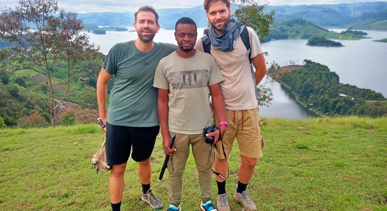 Viagem ao Lago Bunyonyi Organizado por James