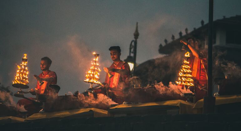 Promenade en bateau au coucher du soleil avec cérémonie d'Aaarti (prière) en soirée
