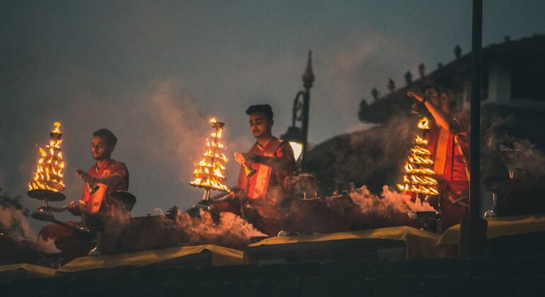 Passeio de barco ao pôr do sol com cerimónia de Aaarti (oração) ao fim da tarde Organizado por Jain Prasad