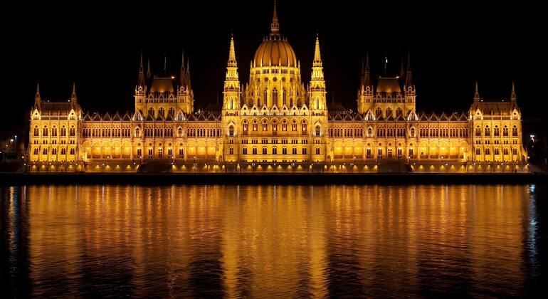 Budapest Free Walking Night Tour in Spanish Provided by Paseando por Europa S.L