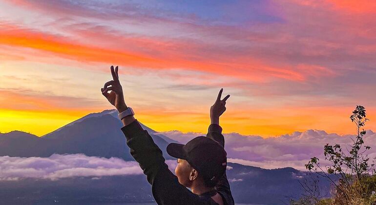 Senderismo al amanecer en el volcán Batur de Bali, Indonesia