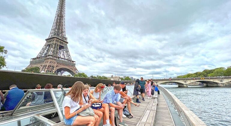 Paseo en Barco por el Sena en París