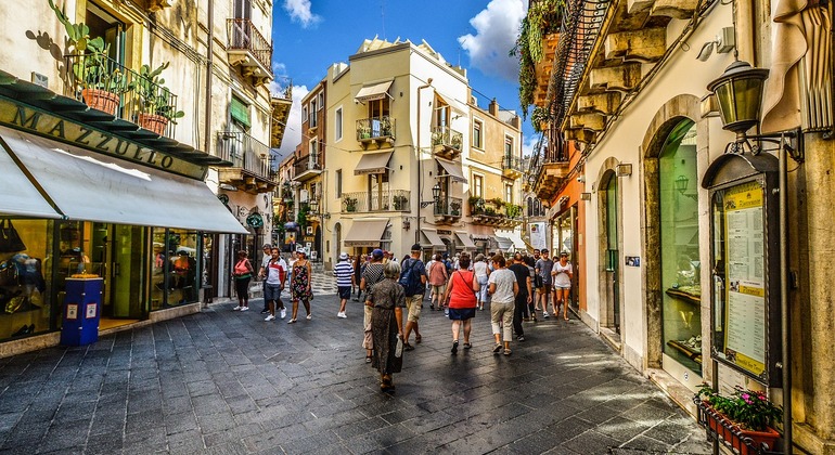 Taormina: Die sizilianischen Farben und Geschmäcker des Weißen Lotus
