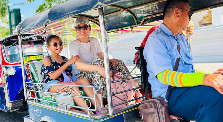 Excursion d'une journée à Bangkok : Nourriture, Temple et Tuk-Tuk Fournie par Just Xplore