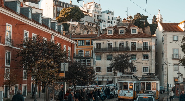 night-walking-tour-in-alfama-es-1
