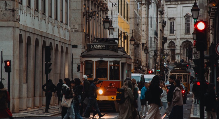night-walking-tour-in-alfama-es-2