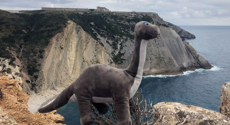 Passeio pedestre ao trilho dos dinossauros jurássicos no Cabo Espichel, Portugal