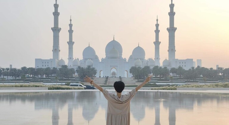 Excursión de un día a Abu Dhabi en grupo reducido desde Dubai Operado por ONE CLICK TOURISM SERVICES LLC
