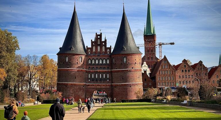 Die Königin lädt ein - Stadtrundgang durch Lübeck, Germany