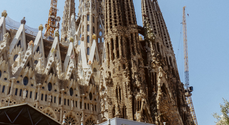 free-walking-tour-of-gaudis-barcelona-en-4