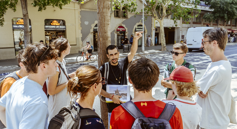 free-walking-tour-of-gaudis-barcelona-en-3